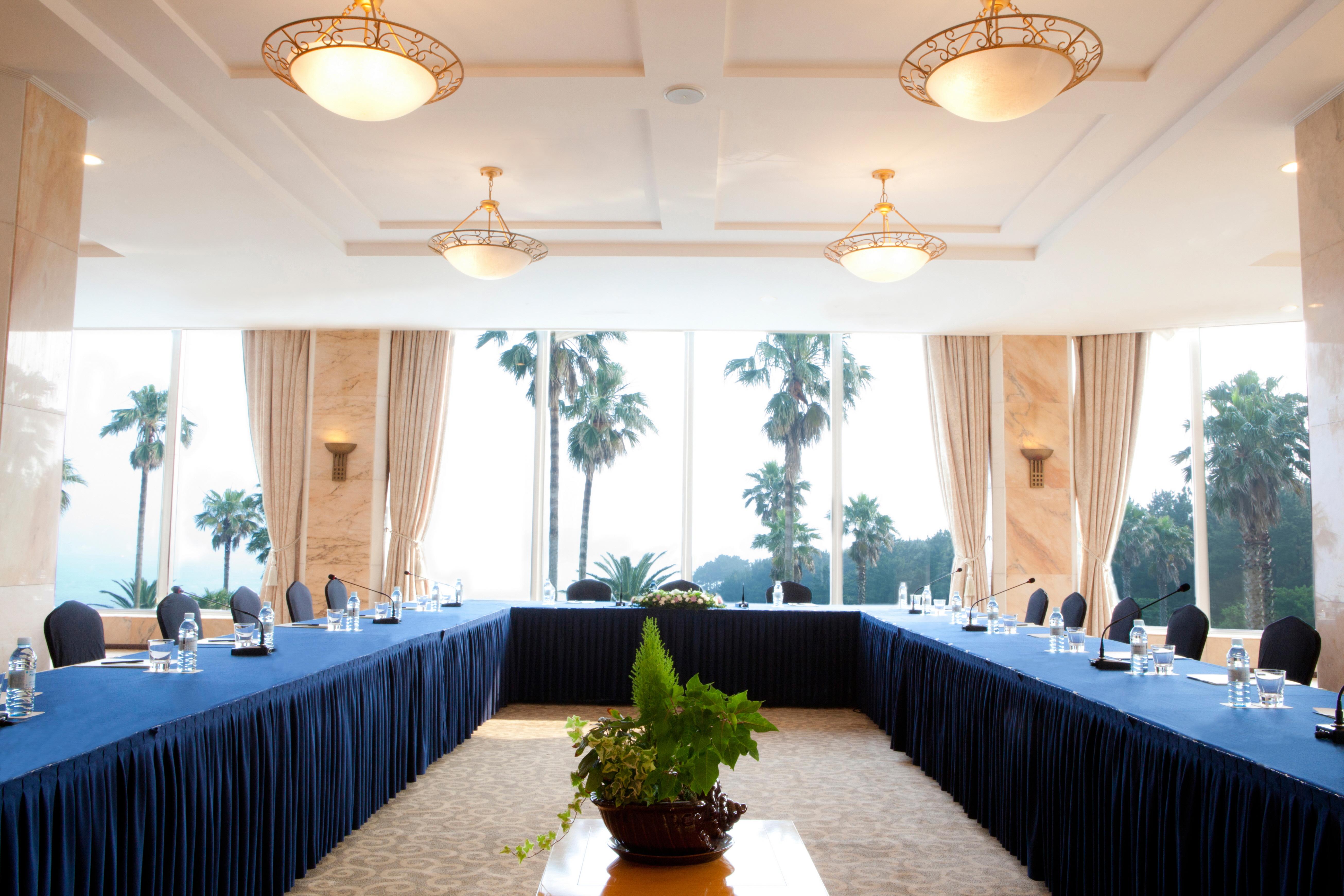 Seogwipo Kal Hotel Εξωτερικό φωτογραφία The meeting room of the 1999 APEC summit