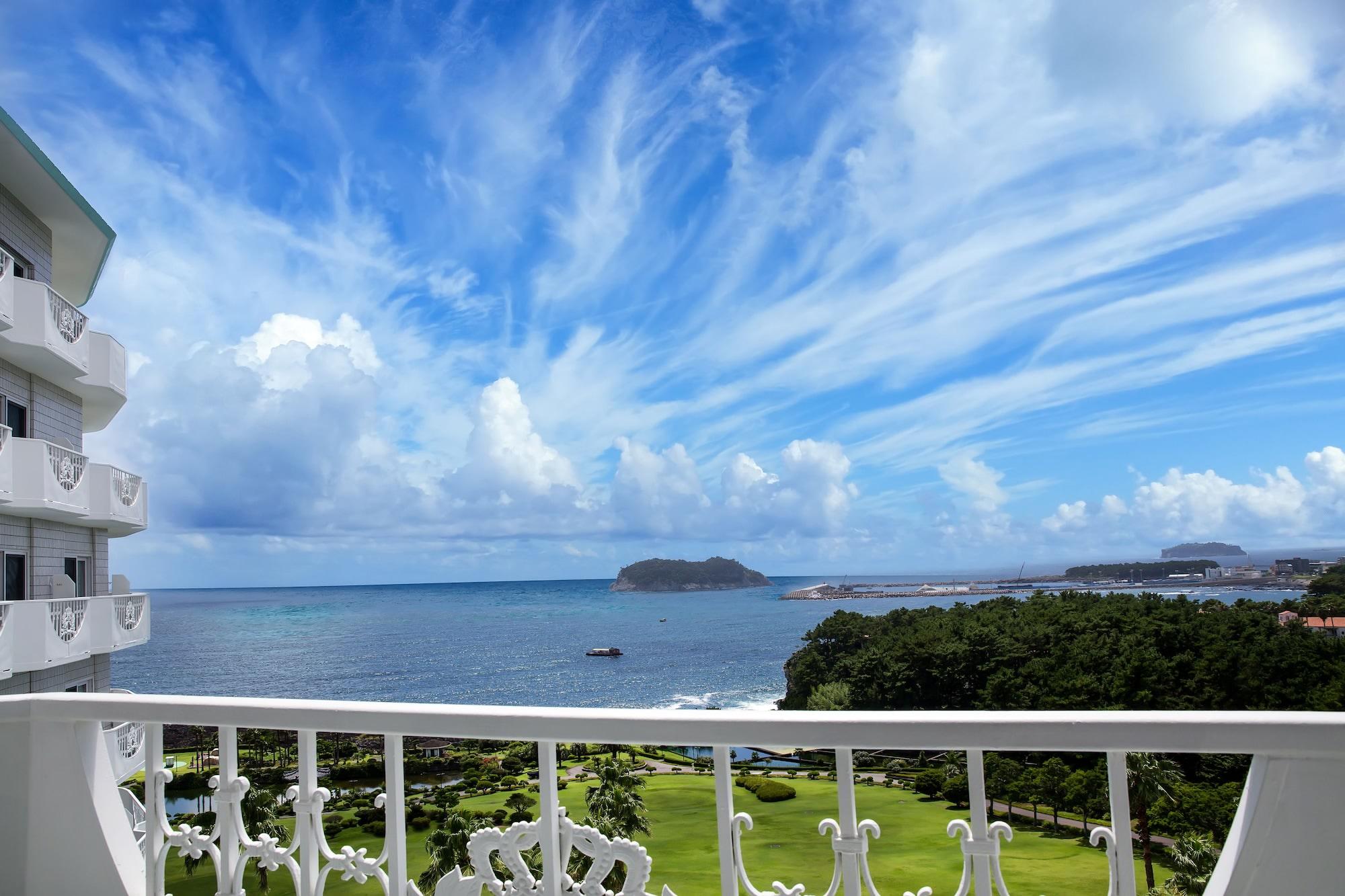 Seogwipo Kal Hotel Εξωτερικό φωτογραφία View of the bay