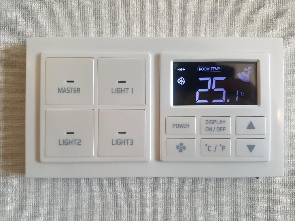 Seogwipo Kal Hotel Δωμάτιο φωτογραφία A smart home light switch