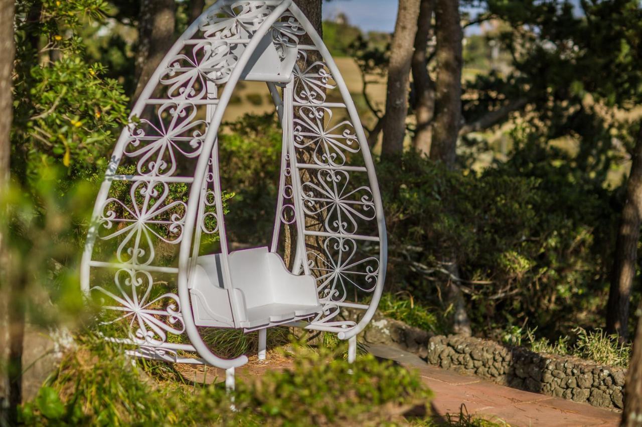 Seogwipo Kal Hotel Εξωτερικό φωτογραφία The "Kissing Bench" at the San Francisco Botanical Garden